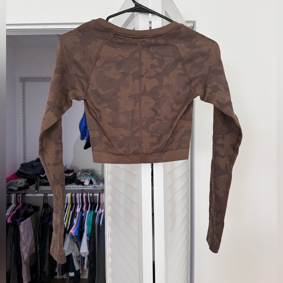 Gymshark Adapt Camo Long Sleeve Crop Top - Picture 7 of 11